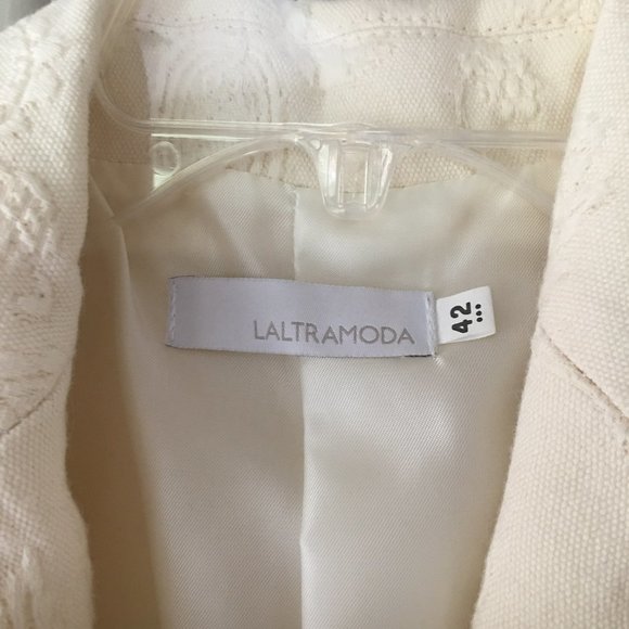 Elegant Italian Coat with Soft Broidery Pattern - Picture 2 of 11